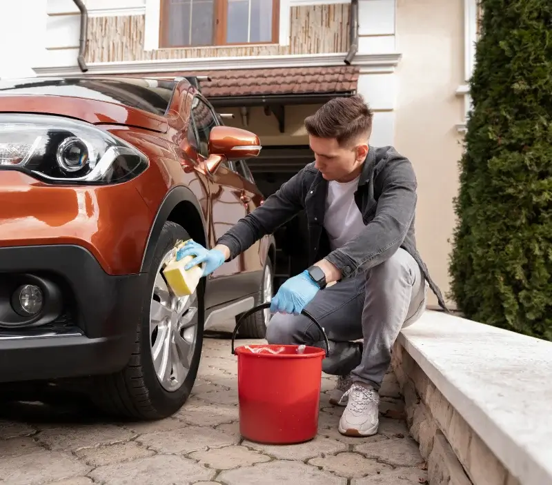 Lavage auto à domicile Ploemeur : professionnel intervenant sur un véhicule